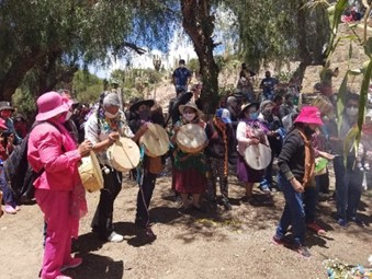 Rueda de copleras cantando al mojón en ceremonia Foto: Amalia Vargas 