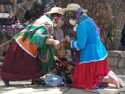 Comadres compartiendo chicha y adornándose una a otra. Humahuaca 2021